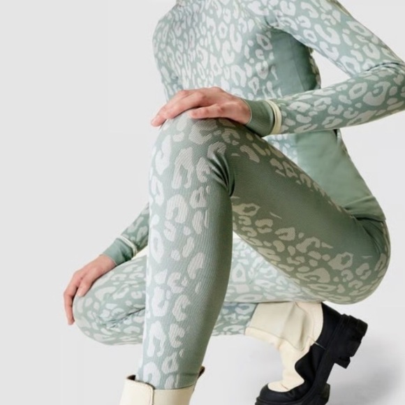 NWT Sweaty Betty Leopard Jacquard Base Layer Leggings in Blue Leopard Pa… - Picture 1 of 9